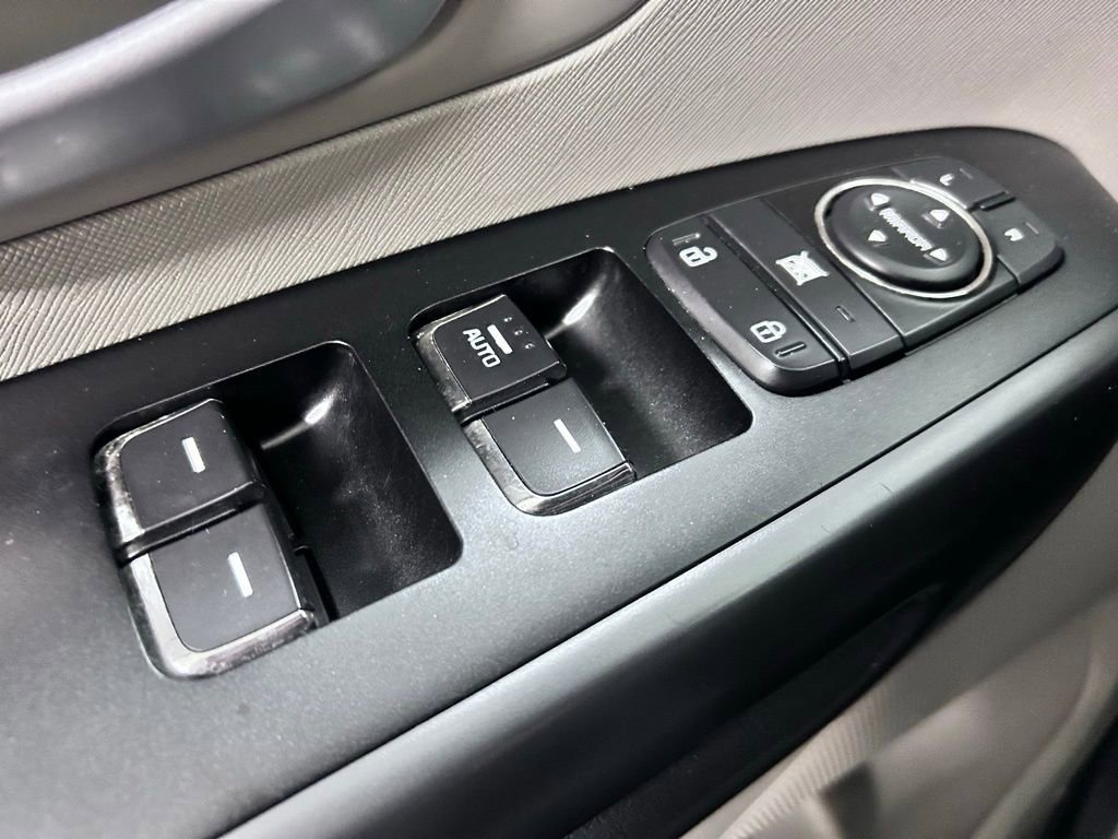 Used 2016 Kia Sedona L FWD image 5