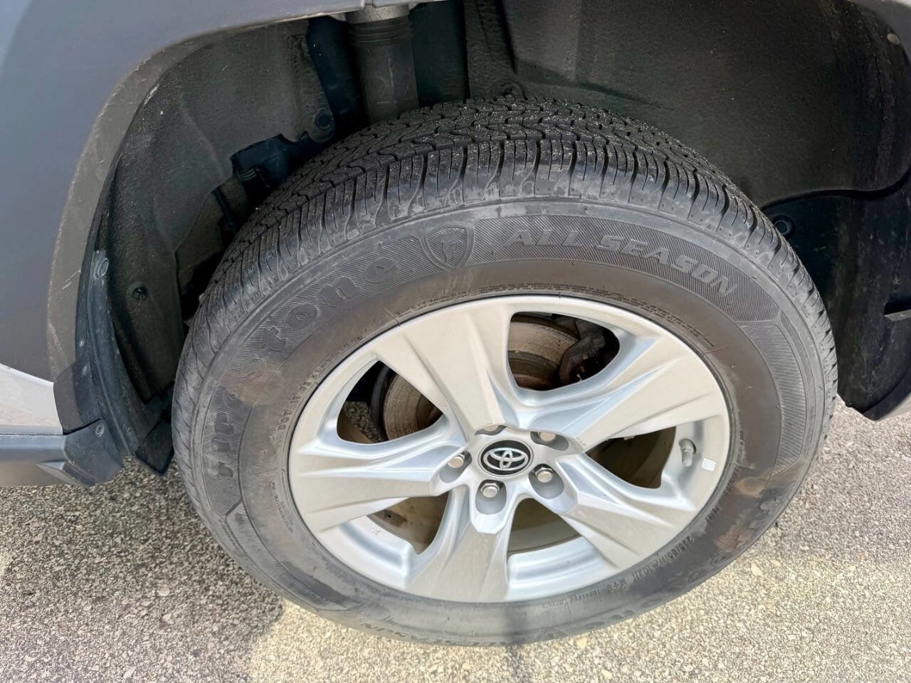Used 2020 Toyota RAV4 LE AWD/4WD image 28