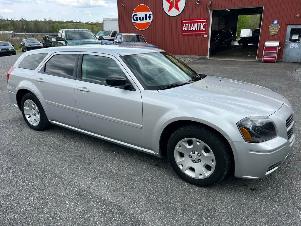 Used 2005 Dodge Magnum SE RWD image 2