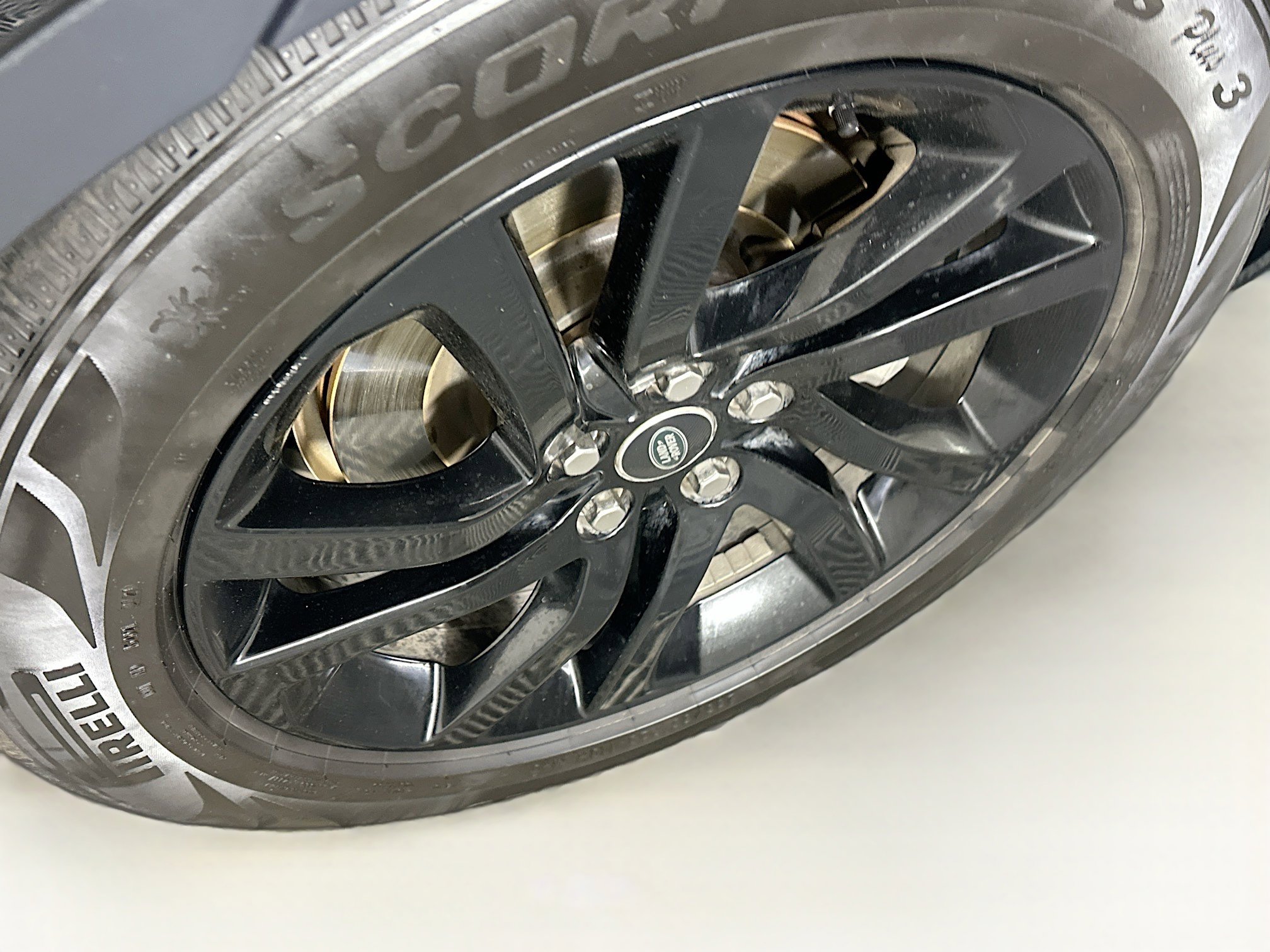 Used 2019 Land Rover Discovery HSE image 11