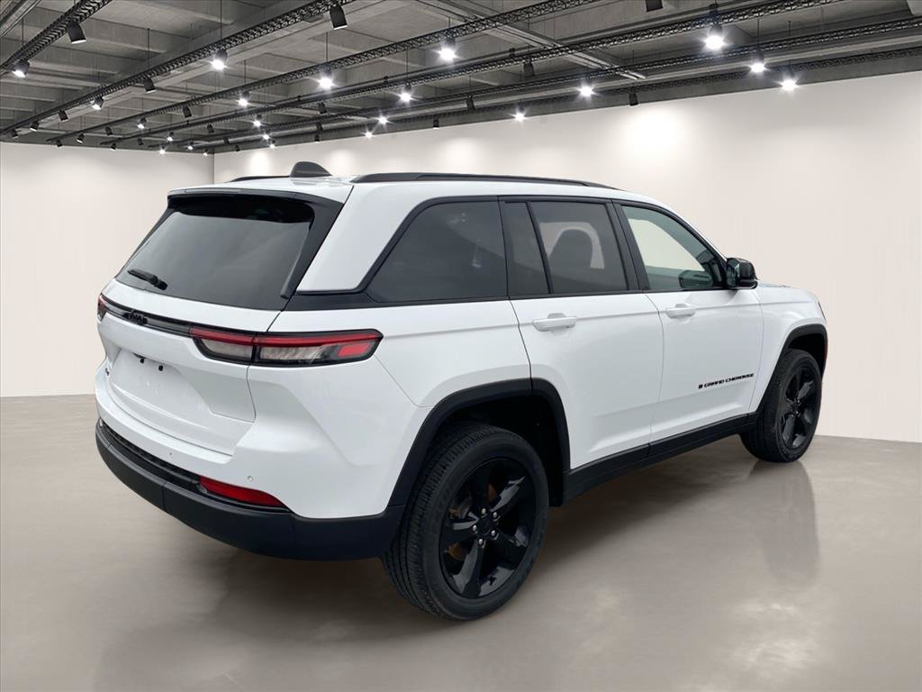 Used 2023 Jeep Grand Cherokee Altitude AWD/4WD image 7