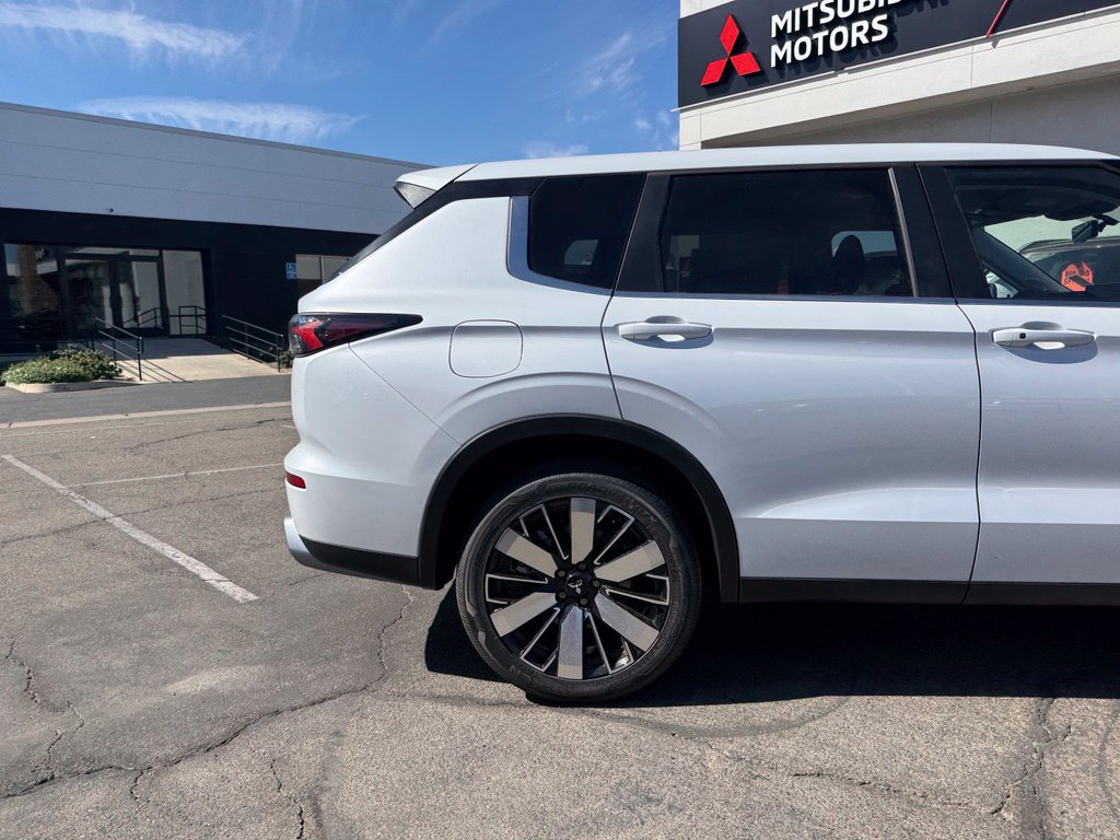 New 2026 Mitsubishi Outlander SE FWD image 14