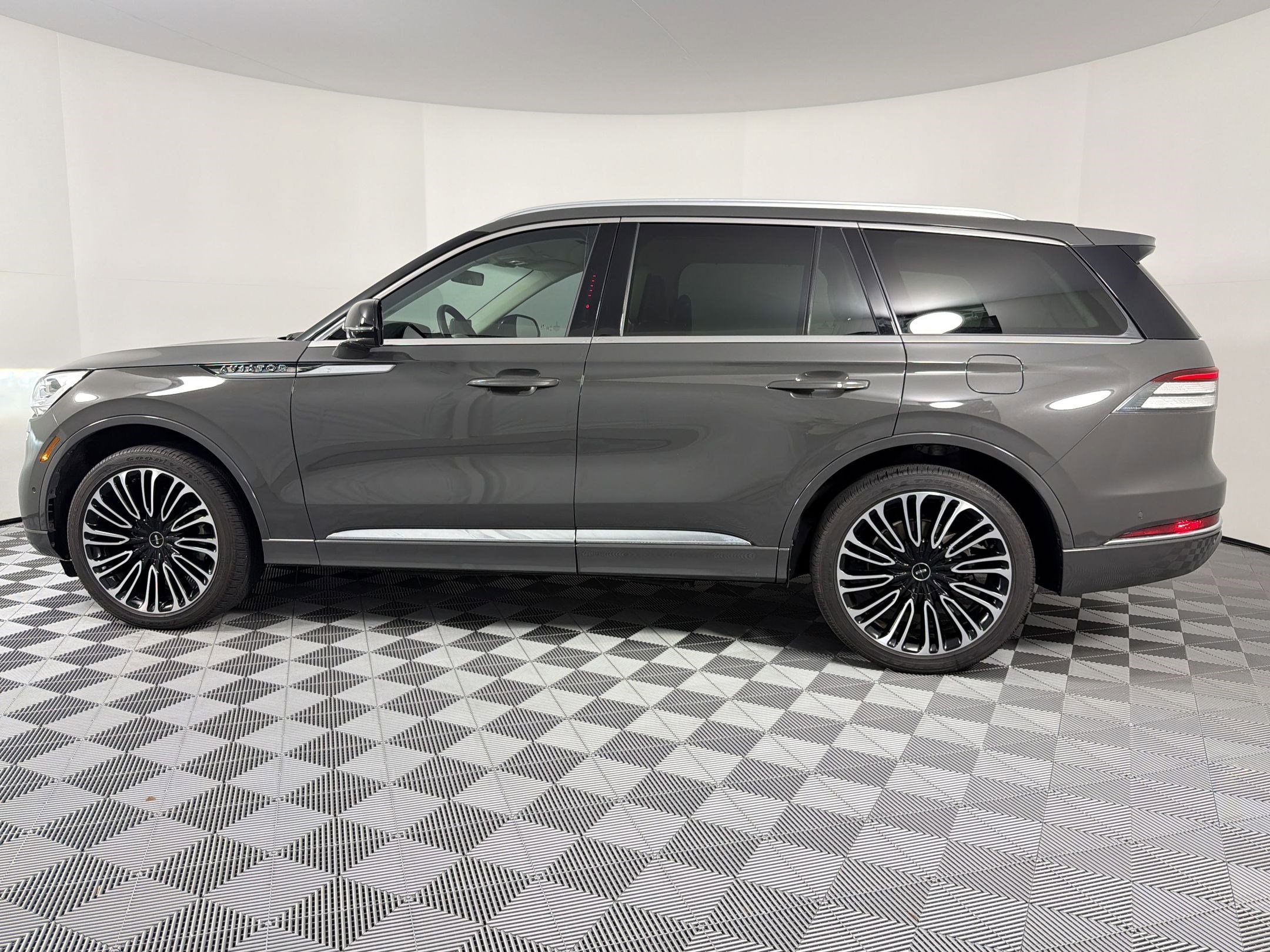 Used 2023 Lincoln Aviator Black Label AWD/4WD image 2