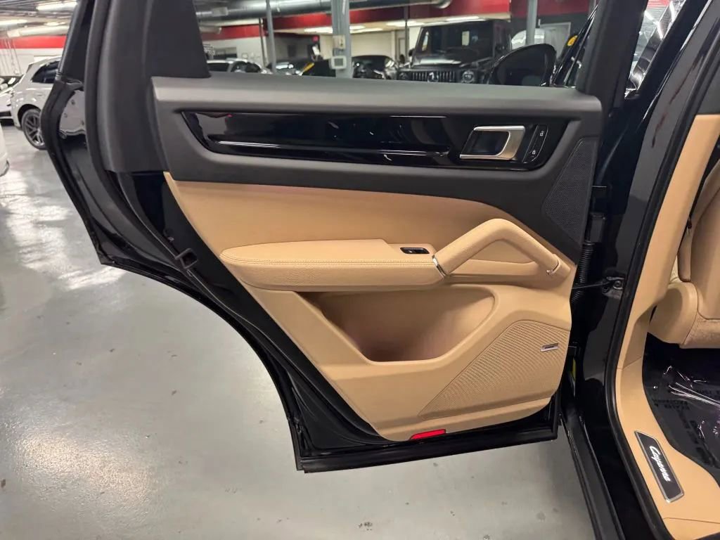 Used 2023 Porsche Cayenne w/ Premium Package image 20