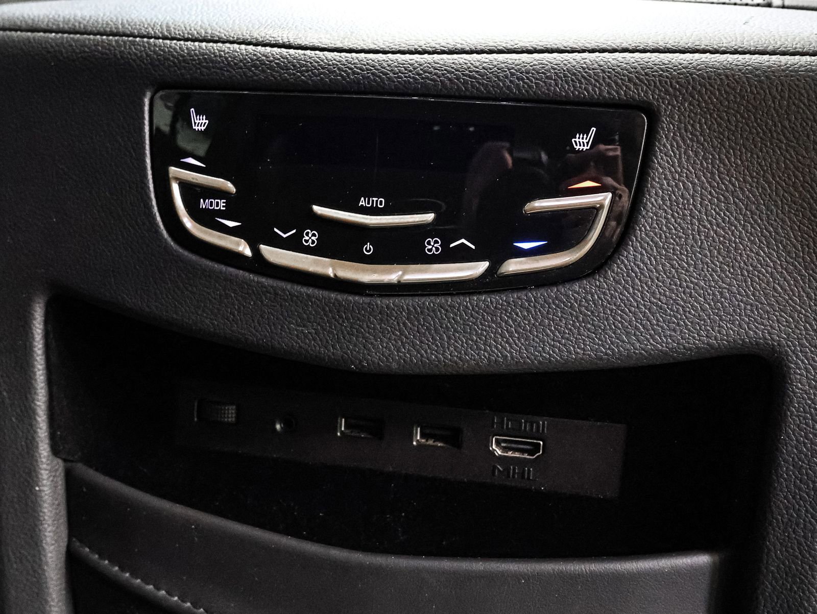 Used 2019 Cadillac Escalade ESV Platinum image 30