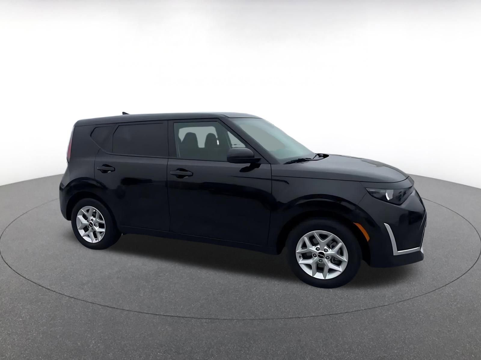 Used 2025 Kia Soul LX w/ LX Technology Package image 2
