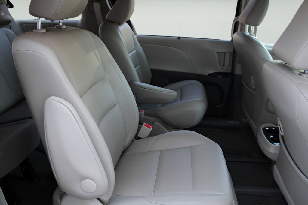 Used 2017 Toyota Sienna XLE w/ XLE Navigation Package FWD image 21