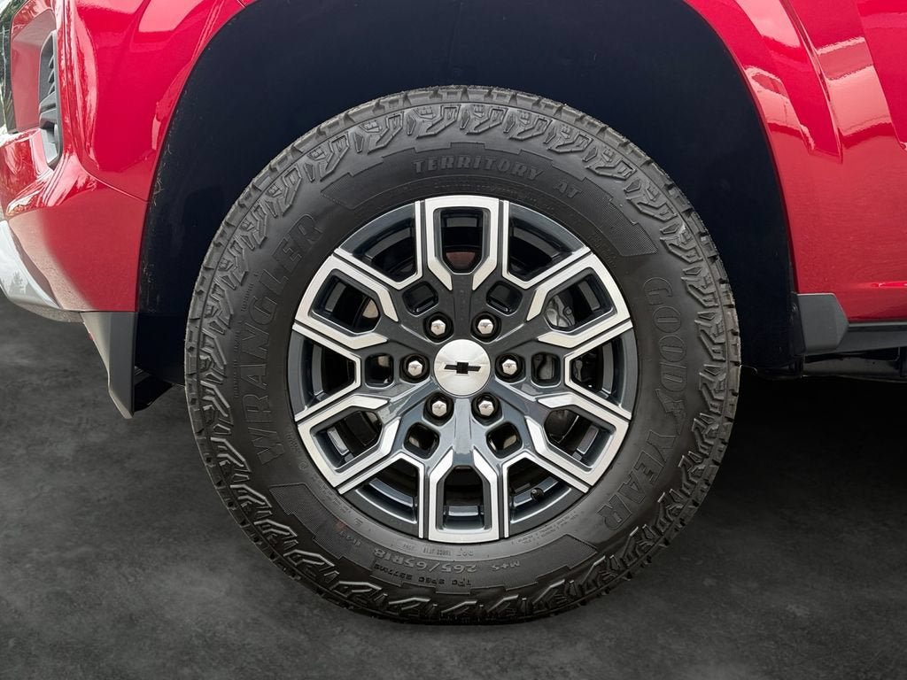 Used 2025 Chevrolet Colorado Z71 w/ Technology Package AWD/4WD image 4
