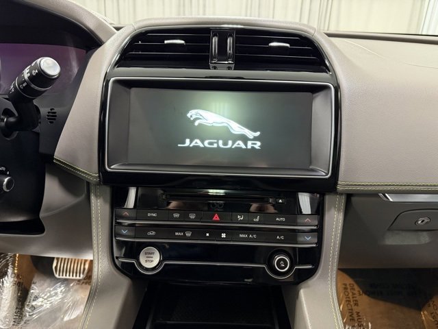 Used 2020 Jaguar F-PACE R-Sport image 15