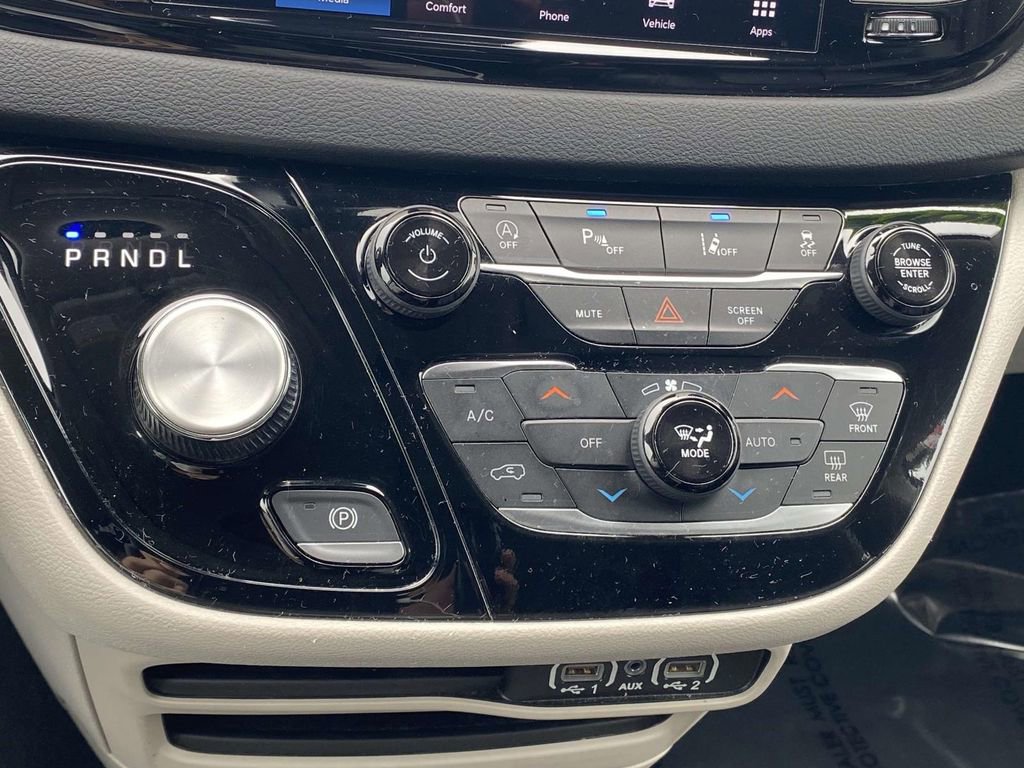 Used 2023 Chrysler Pacifica Touring-L image 27