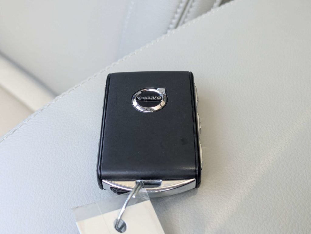 Certified 2023 Volvo XC40 B5 Plus w/ Protection Package Premier AWD/4WD image 40