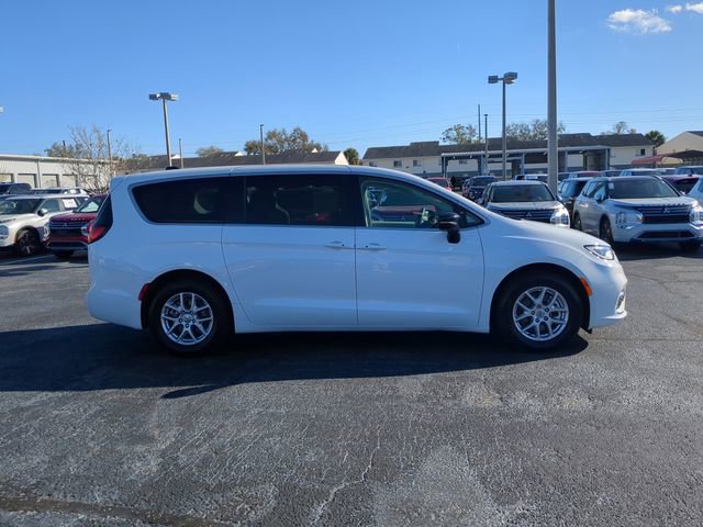 Used 2024 Chrysler Pacifica Touring-L FWD image 5