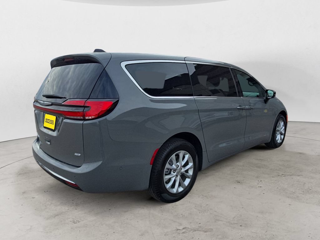 Used 2025 Chrysler Pacifica Select AWD/4WD image 5