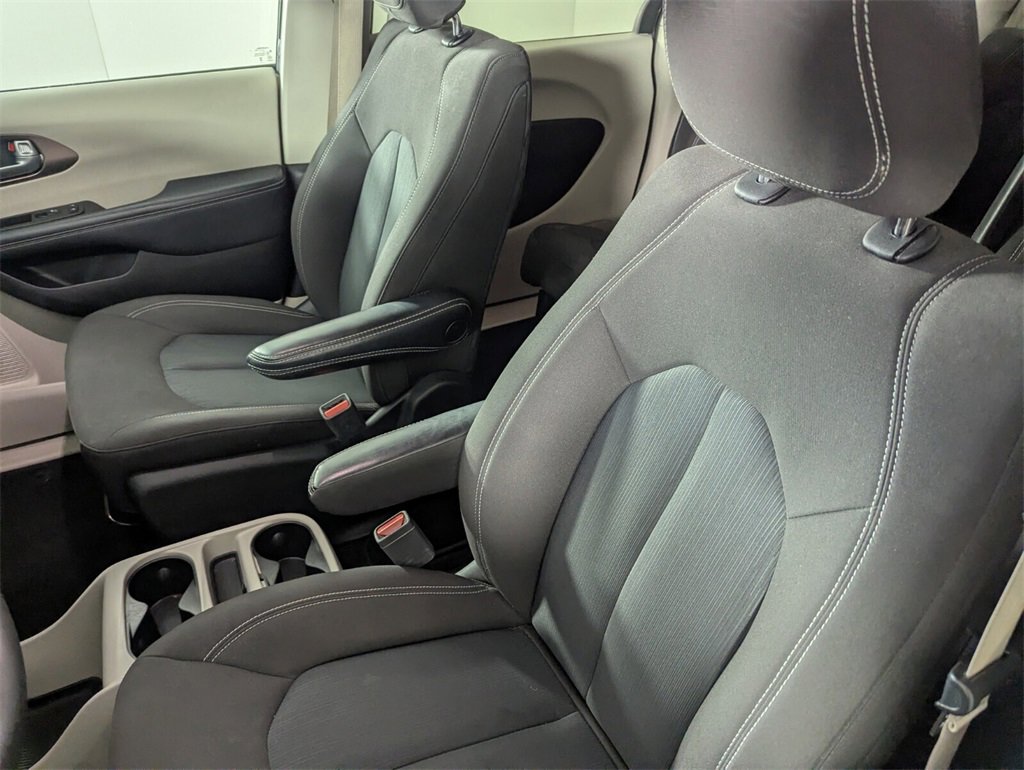 Used 2023 Chrysler Voyager LX image 11