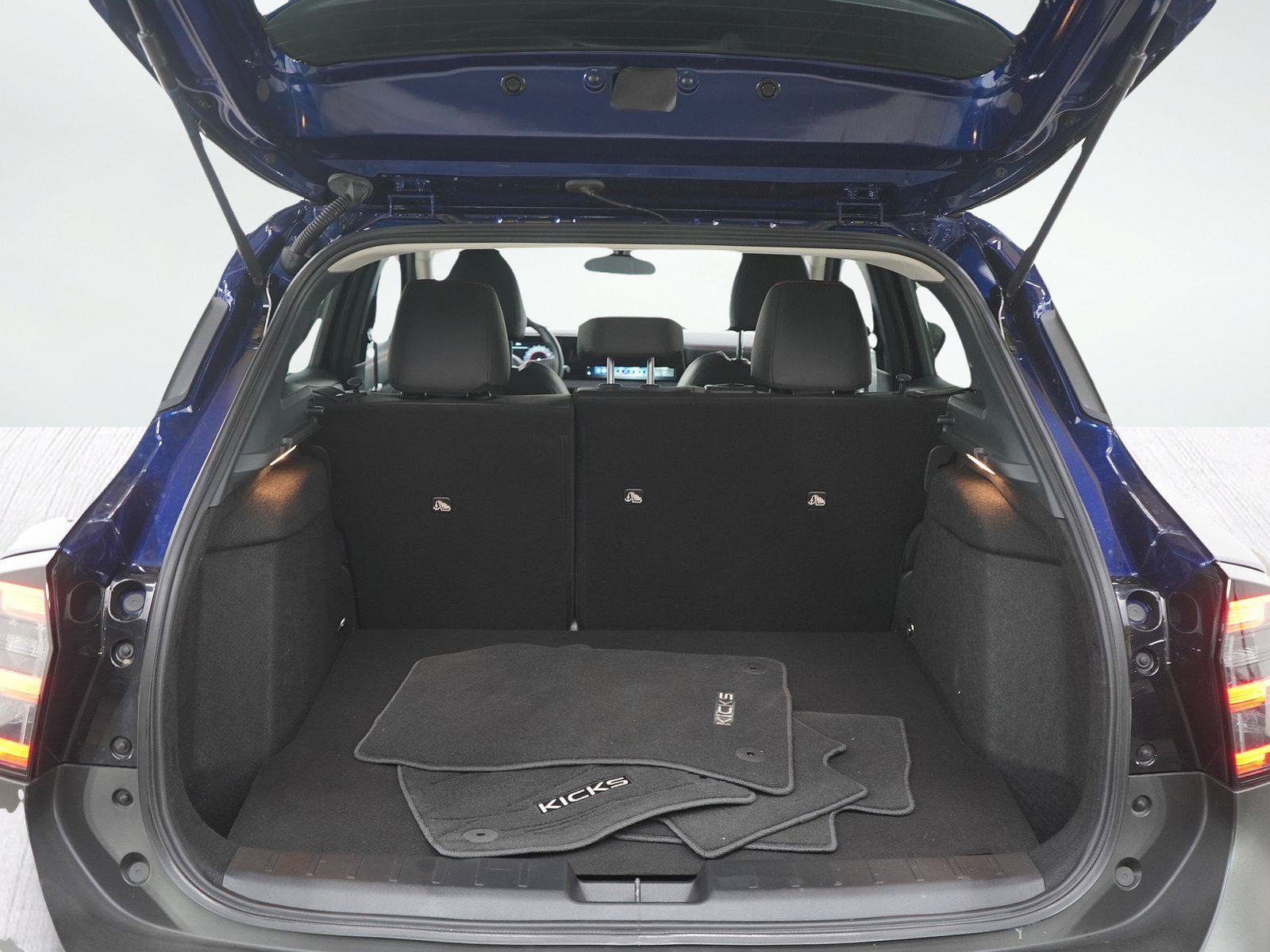 Used 2025 Nissan Kicks SR AWD/4WD image 17