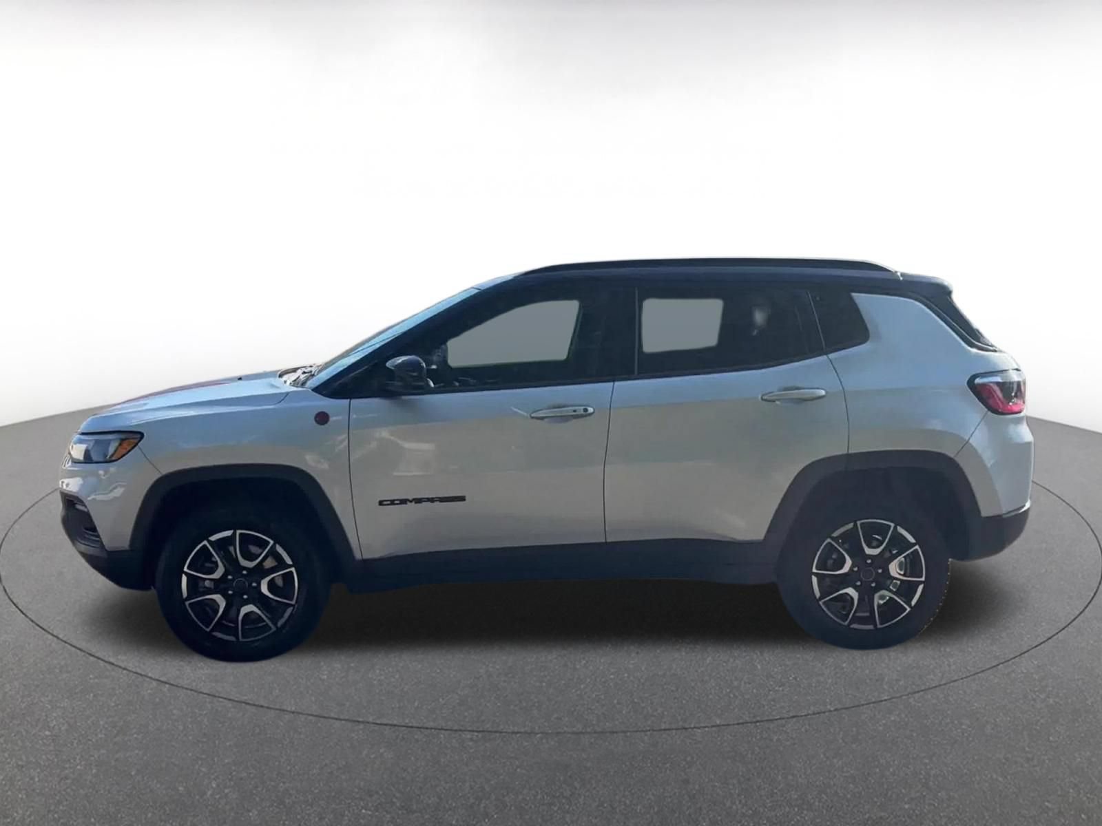 Used 2025 Jeep Compass Trailhawk AWD/4WD image 7
