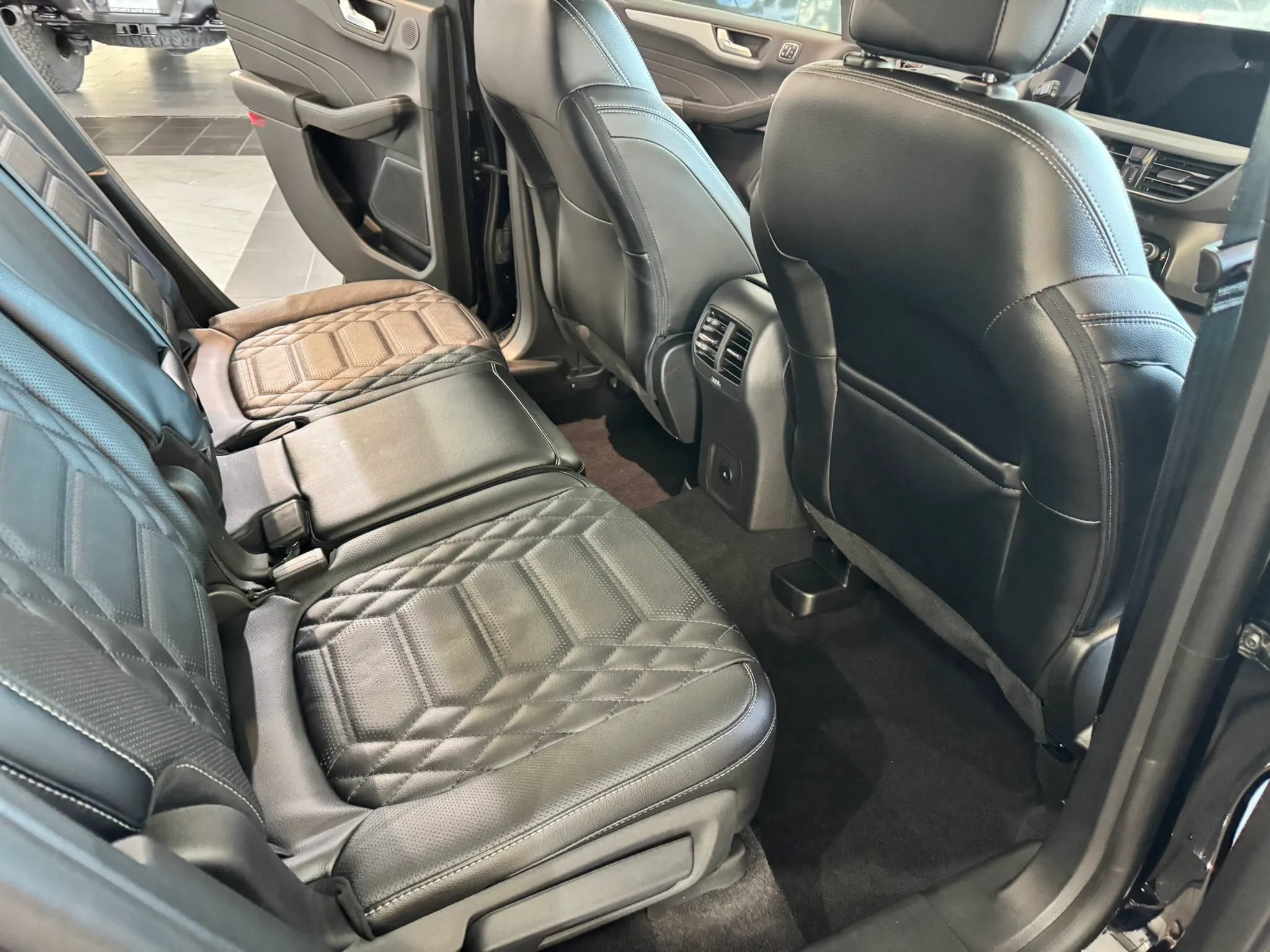 Used 2023 Ford Escape Platinum w/ Premium Technology Package AWD/4WD image 19