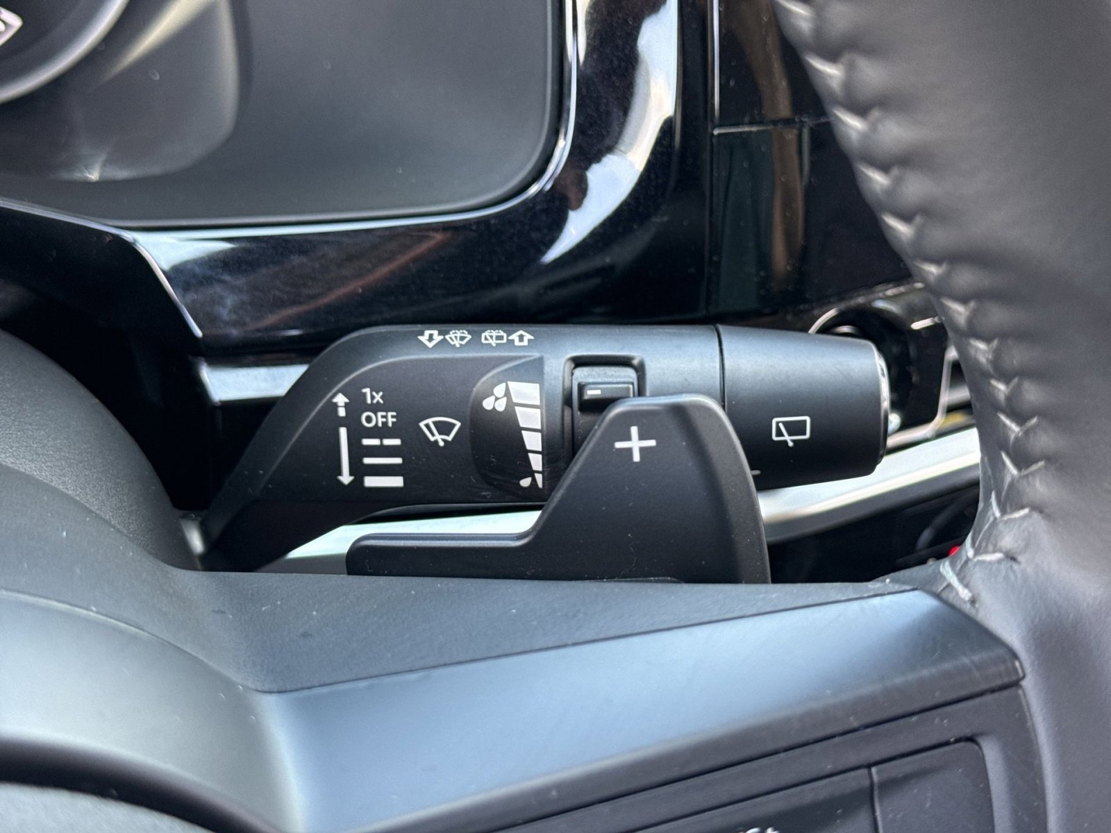 Used 2025 Nissan Pathfinder SV FWD image 38