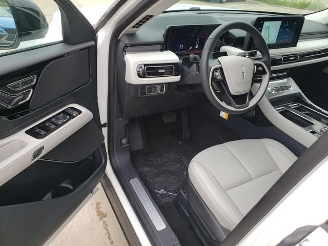 New 2026 Lincoln Aviator AWD image 12
