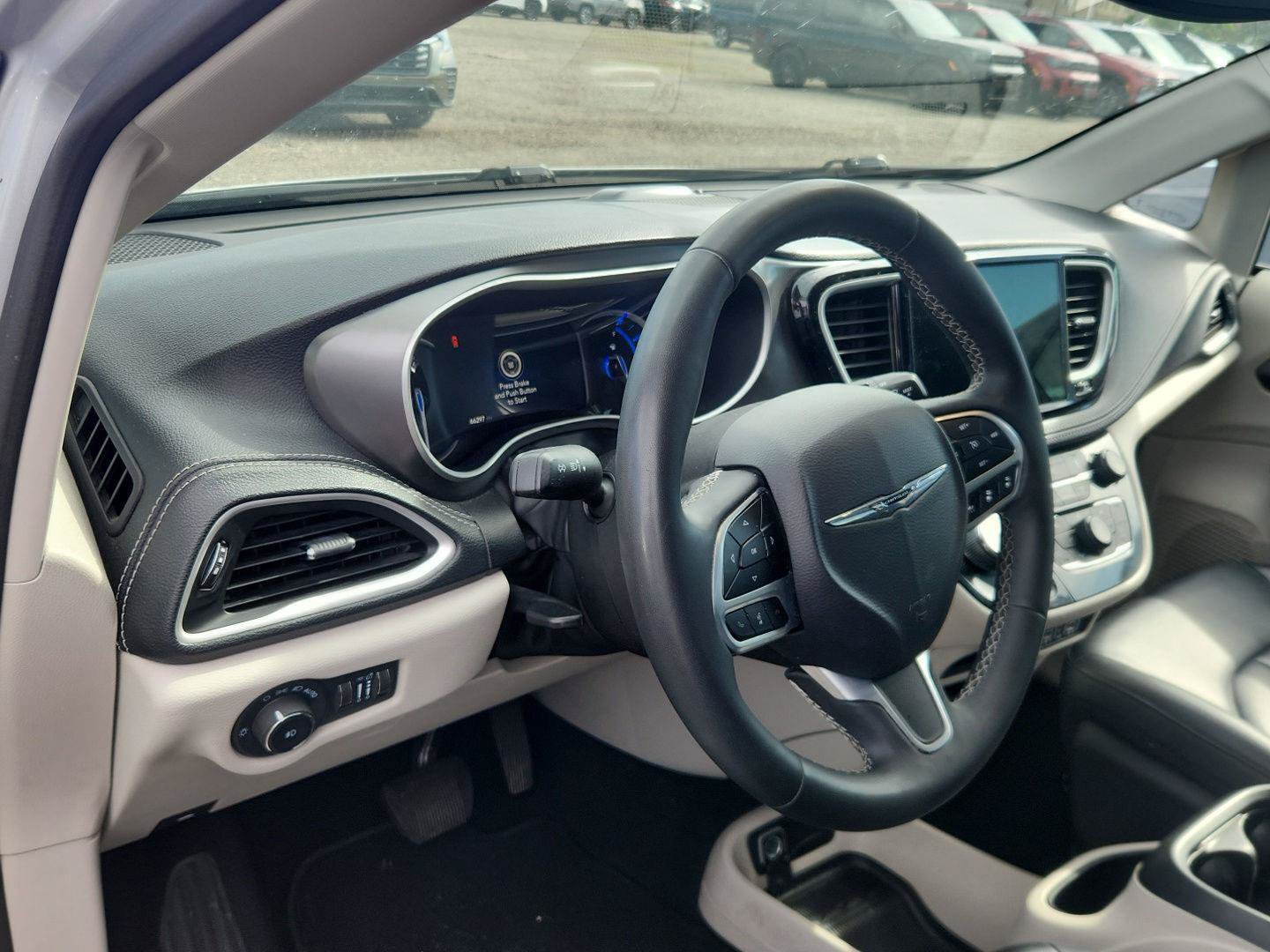 Used 2023 Chrysler Pacifica Touring-L FWD image 11
