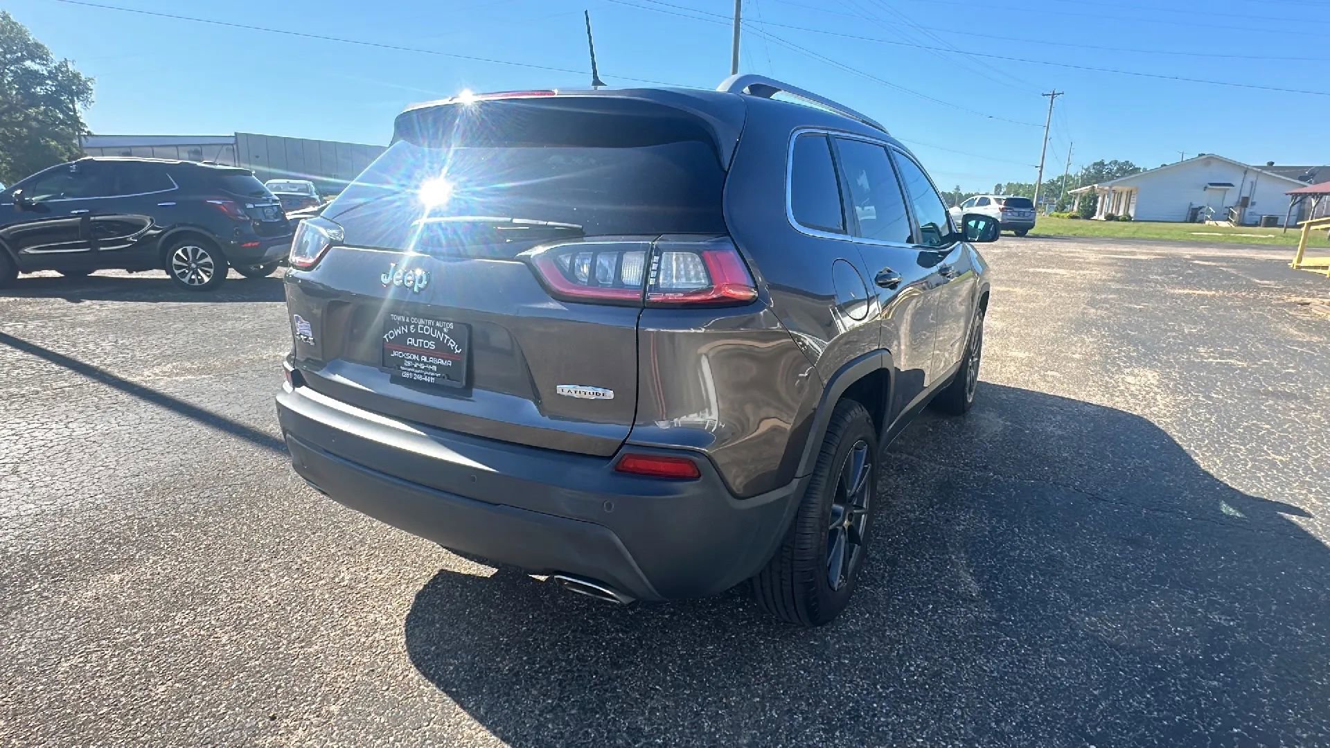 Used 2019 Jeep Cherokee Latitude Plus w/ Cold Weather Group AWD/4WD image 5