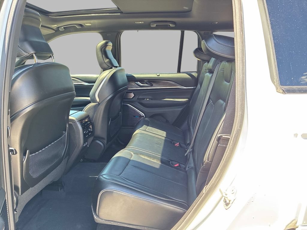 Used 2023 Jeep Grand Cherokee Overland w/ Luxury Tech Group IV AWD/4WD image 16