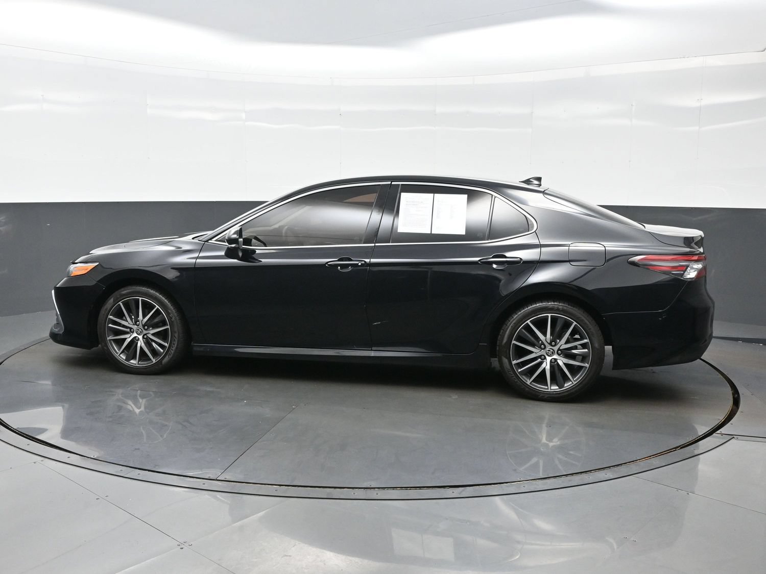 Used 2022 Toyota Camry XLE FWD image 3