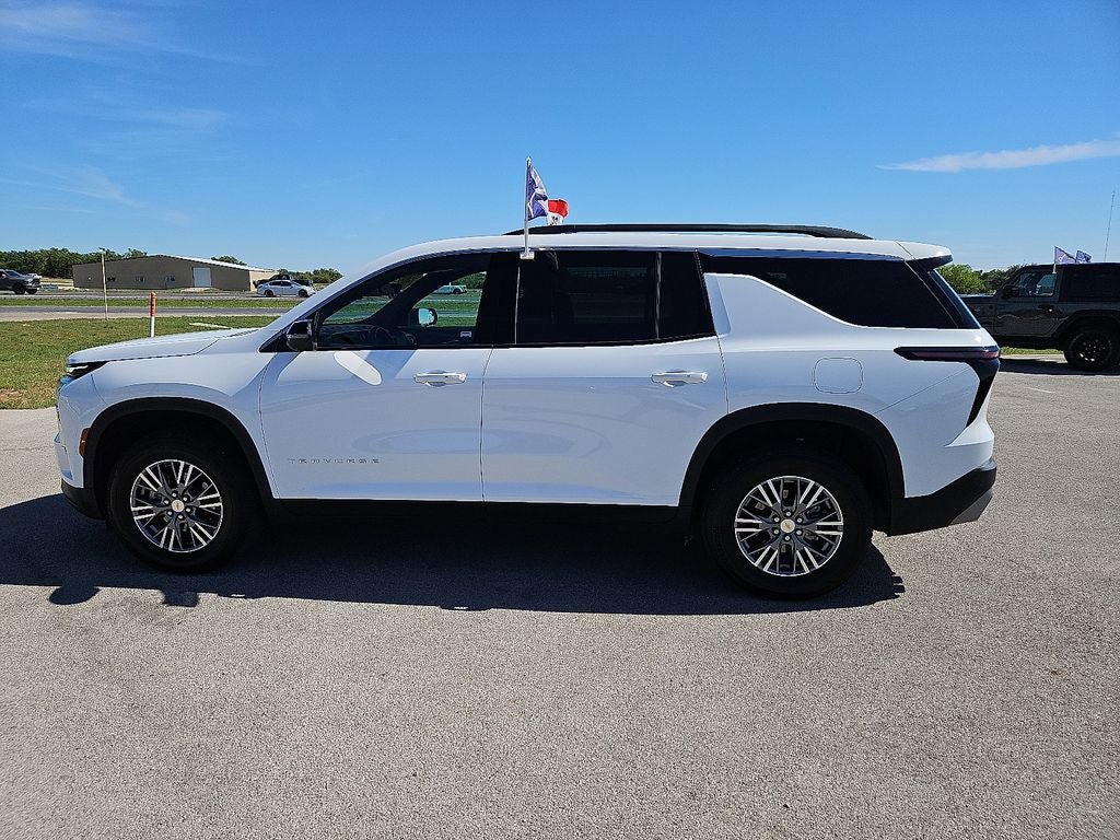 Used 2026 Chevrolet Traverse LT w/ Driver Confidence Package FWD image 3