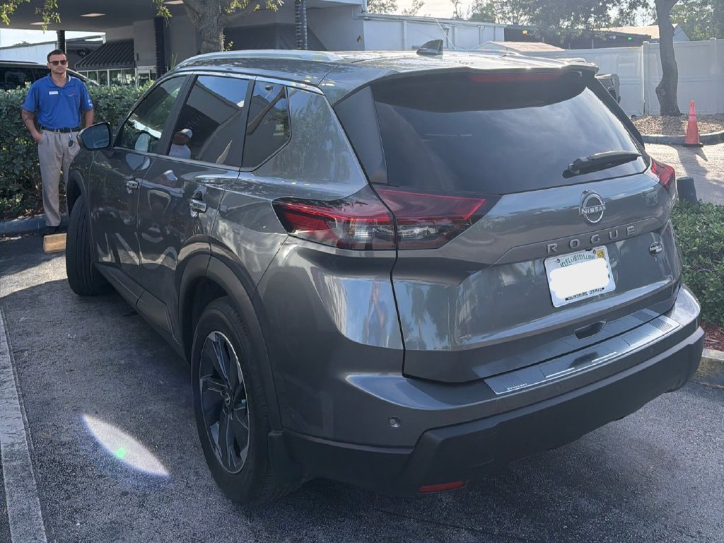 Used 2025 Nissan Rogue SV w/ SV Premium Package FWD image 3