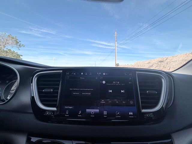 Used 2024 Chrysler Pacifica Touring-L image 13