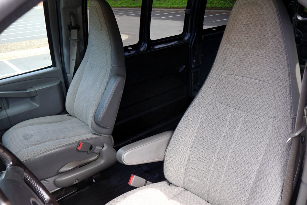 Used 2017 Chevrolet Express 3500 Extended RWD image 25