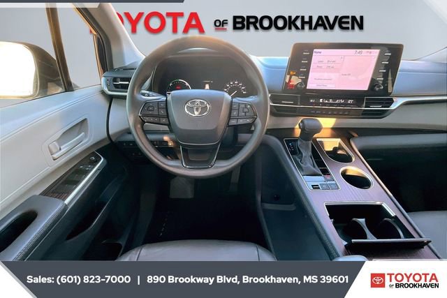 Used 2023 Toyota Sienna LE image 5