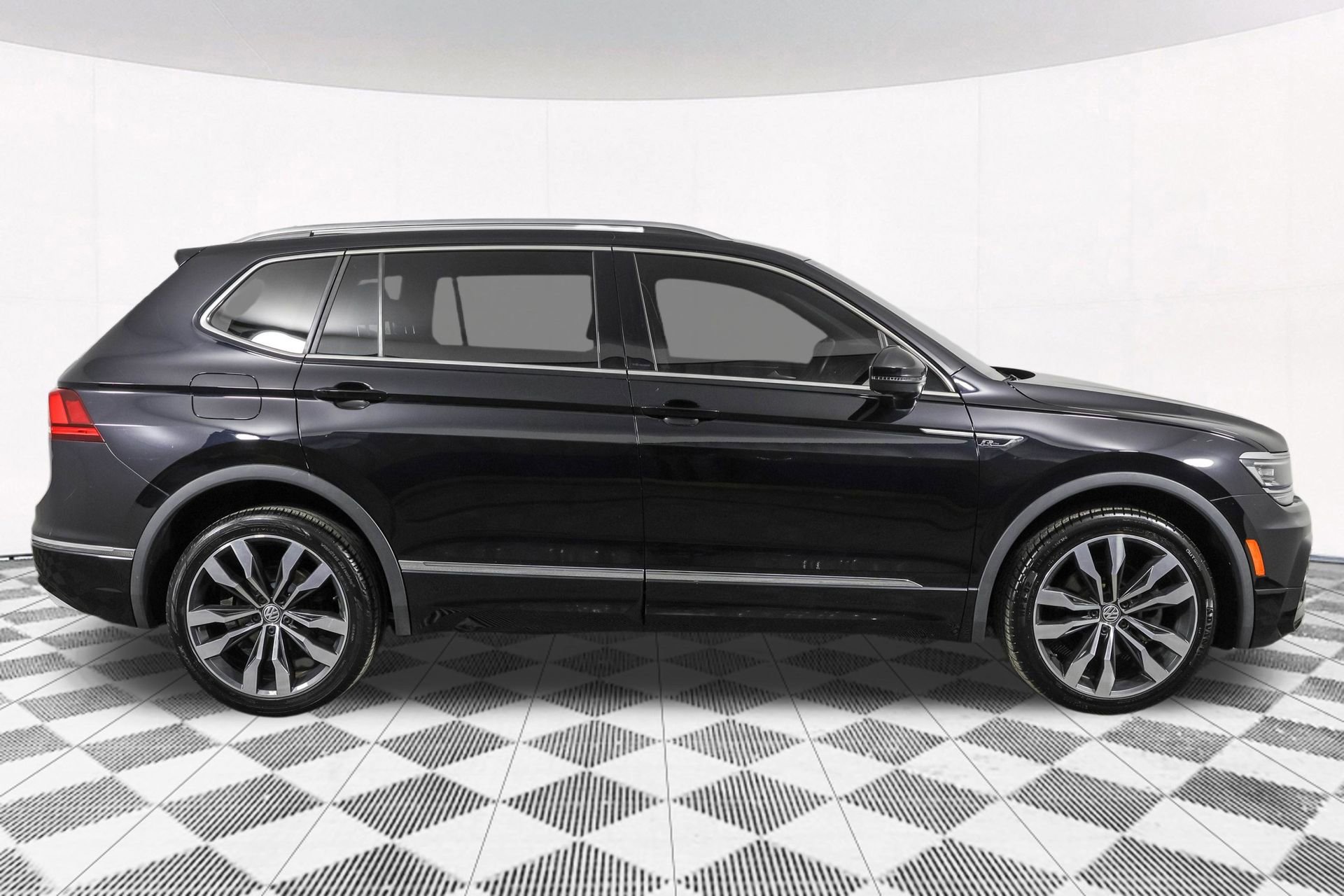 Used 2021 Volkswagen Tiguan SEL Premium R-Line w/ 3rd Row Seat Package AWD/4WD image 17