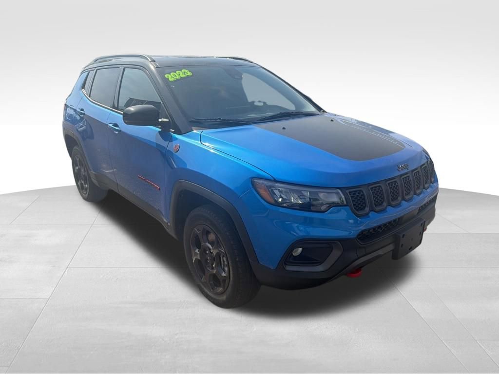 Used 2023 Jeep Compass Trailhawk w/ Trailhawk Convenience Group AWD/4WD image 3