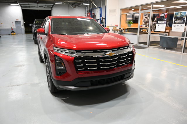 New 2027 Chevrolet Equinox LT w/ Convenience Package II FWD image 3