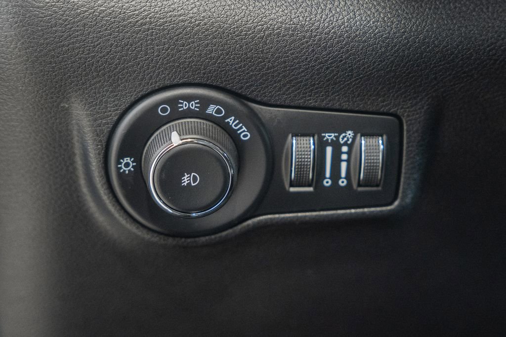 Certified 2025 Jeep Compass Latitude w/ Sun & Sound Group image 47