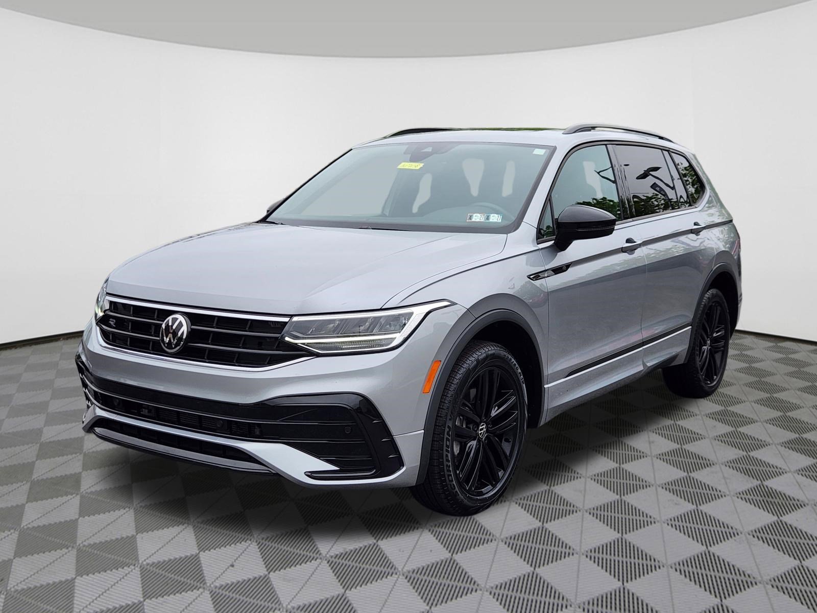 Used 2022 Volkswagen Tiguan SE R-Line AWD/4WD image 2