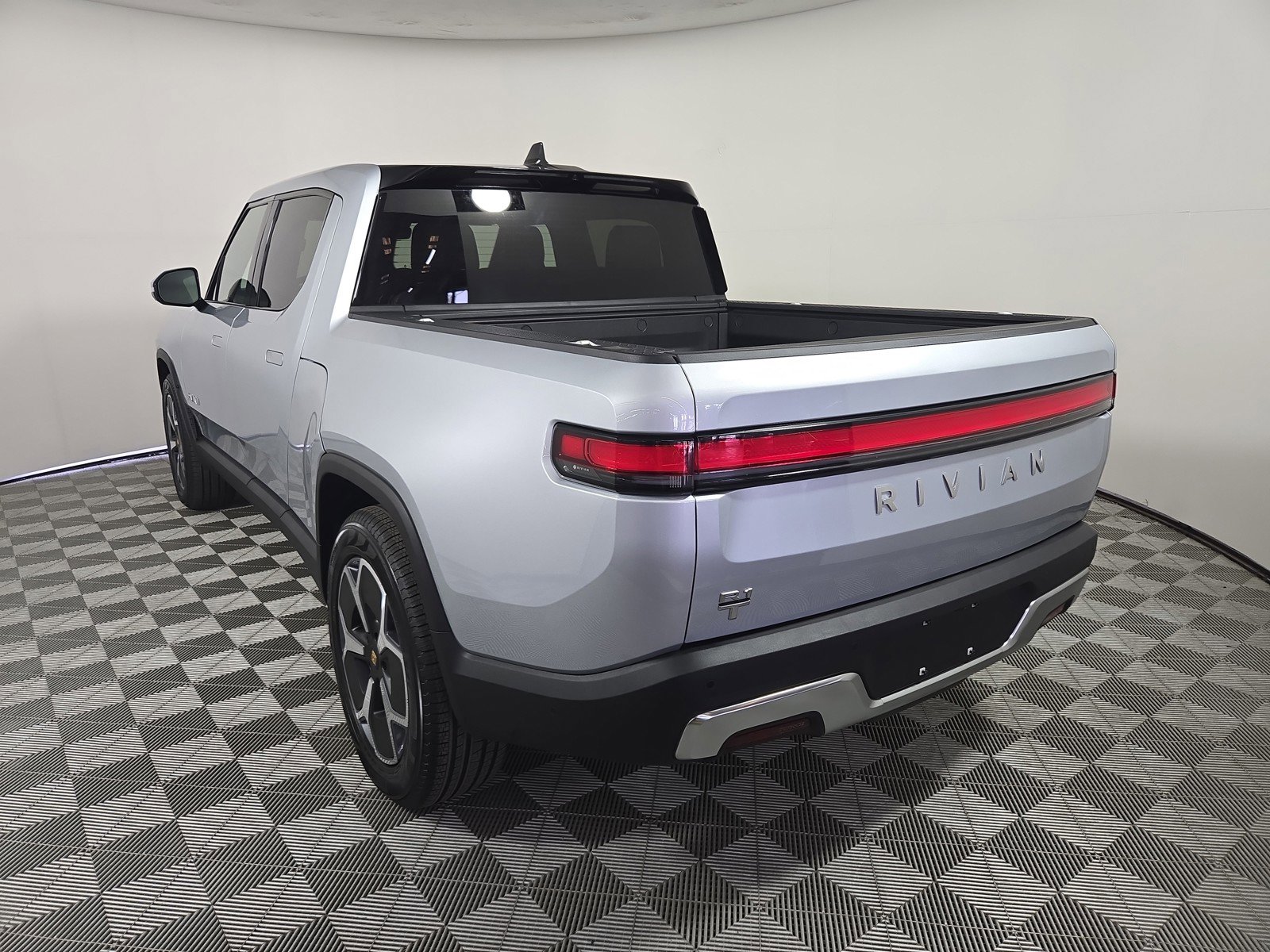 Used 2023 Rivian R1T Adventure image 3