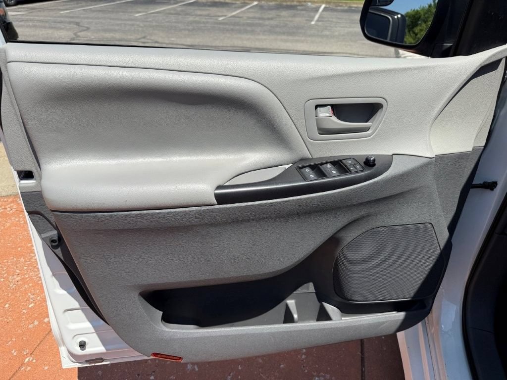 Used 2019 Toyota Sienna L FWD image 9