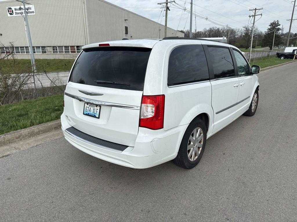 Used 2016 Chrysler Town & Country Touring image 3