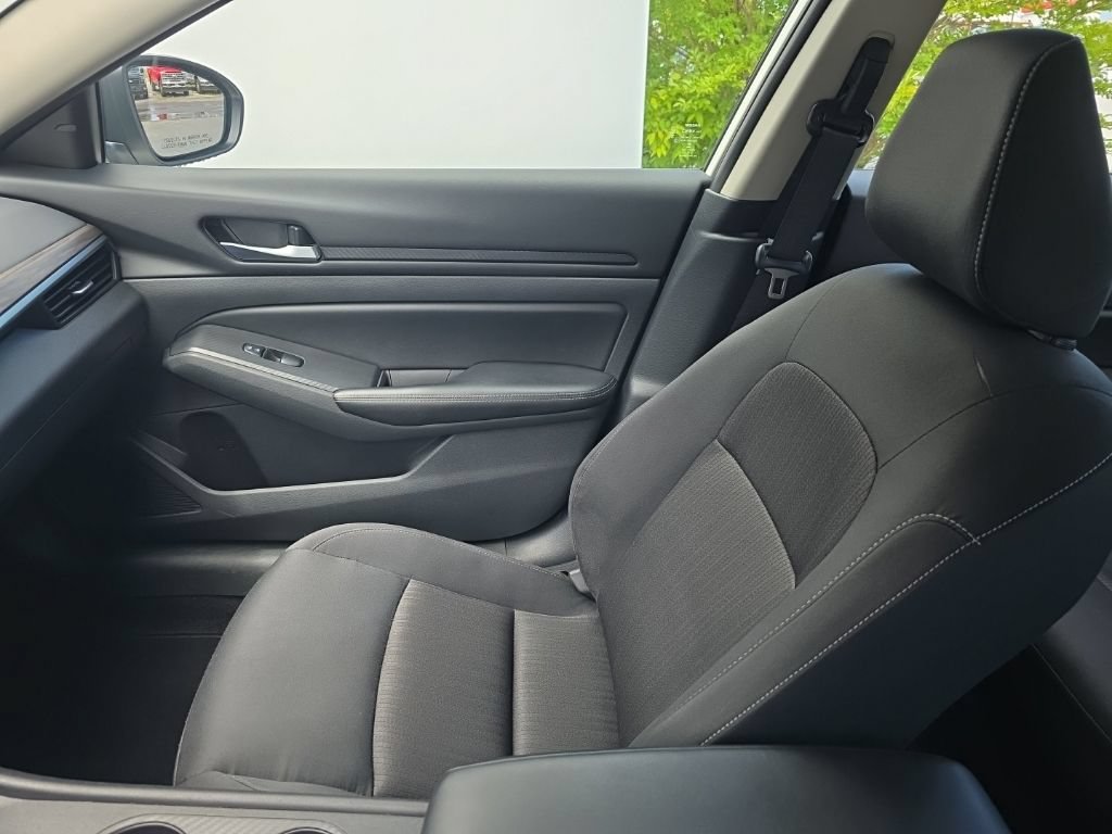 Used 2025 Nissan Altima 2.5 SV FWD image 25