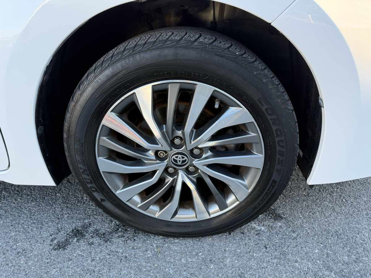 Used 2018 Toyota Corolla XLE image 26