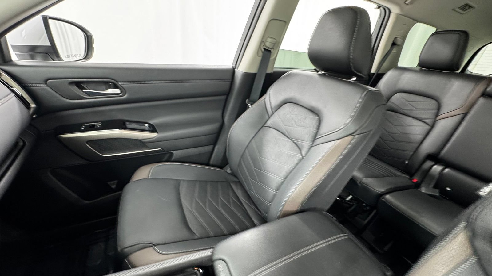 Certified 2025 Nissan Pathfinder Platinum AWD/4WD image 14