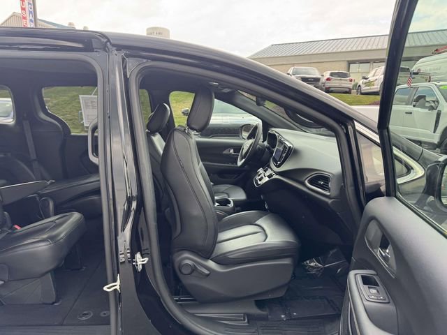 Used 2025 Chrysler Pacifica Select FWD image 11