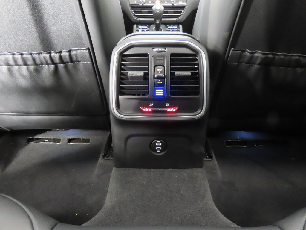 Certified 2025 Porsche Macan AWD/4WD image 32