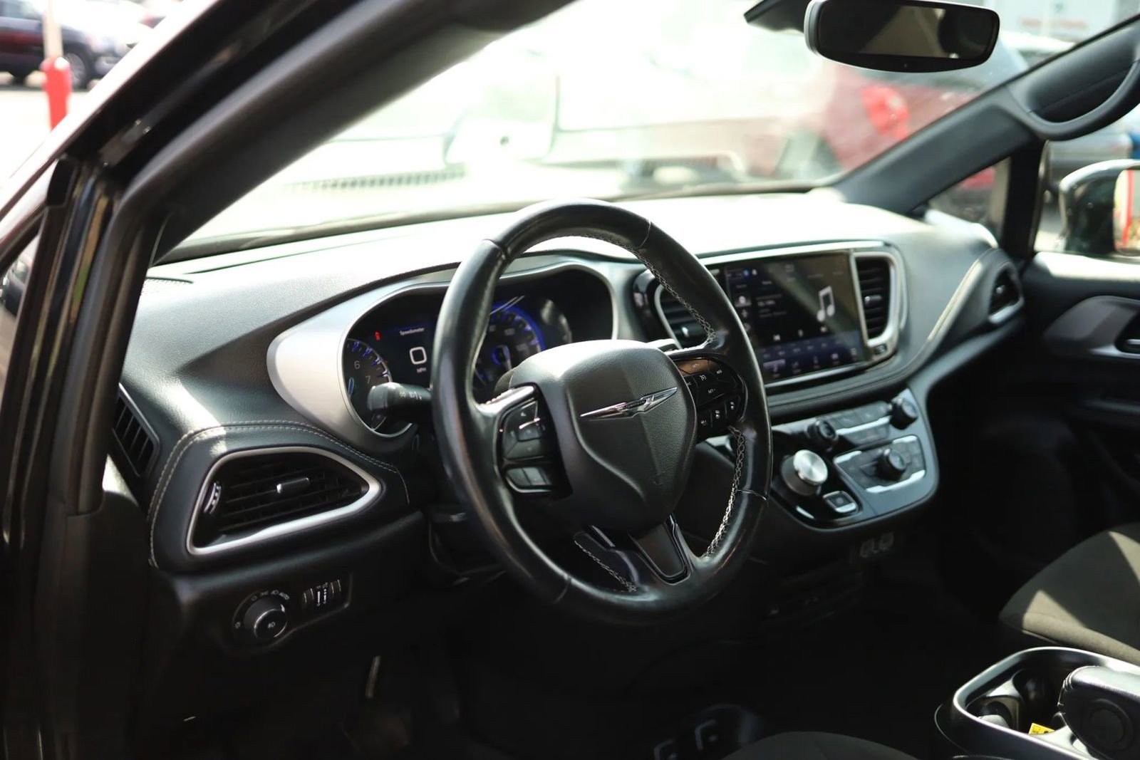 Used 2021 Chrysler Pacifica Touring w/ Uconnect Theater Family Group image 16