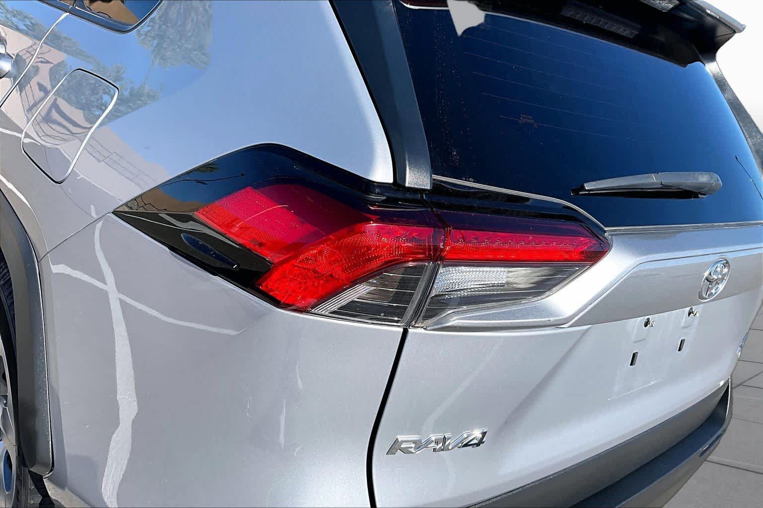 Used 2022 Toyota RAV4 LE AWD/4WD image 29
