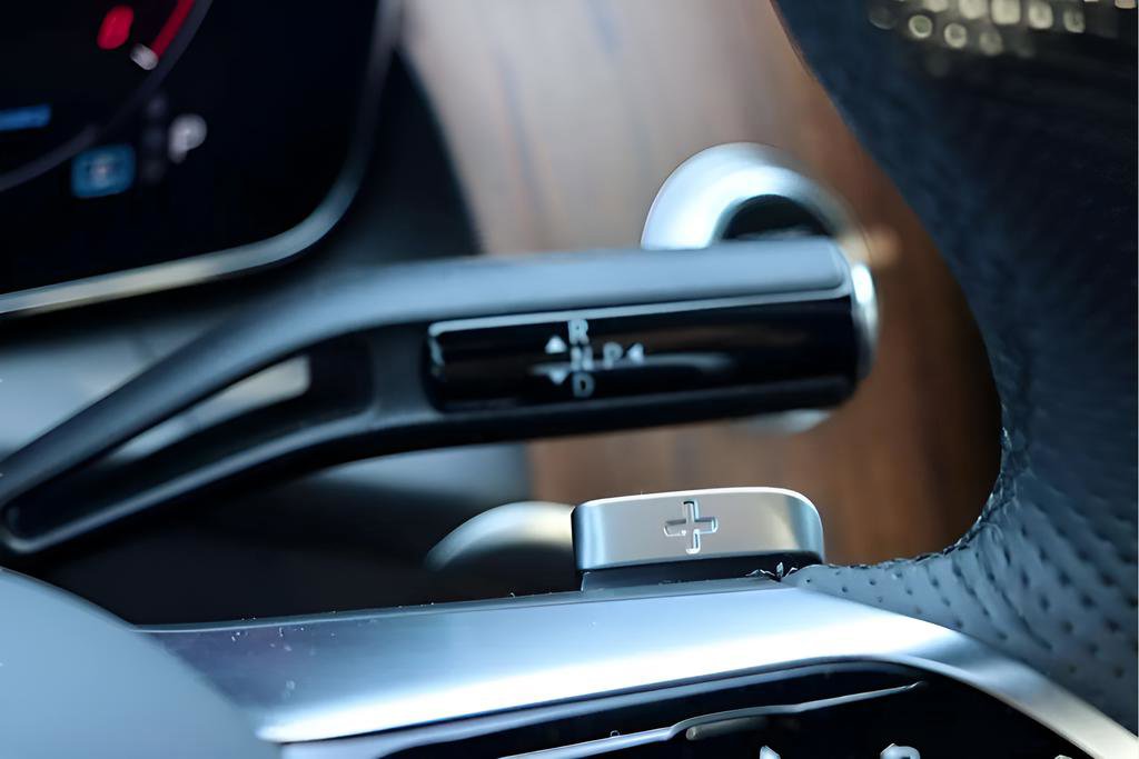 Used 2024 Mercedes-Benz GLC 300 4MATIC image 29