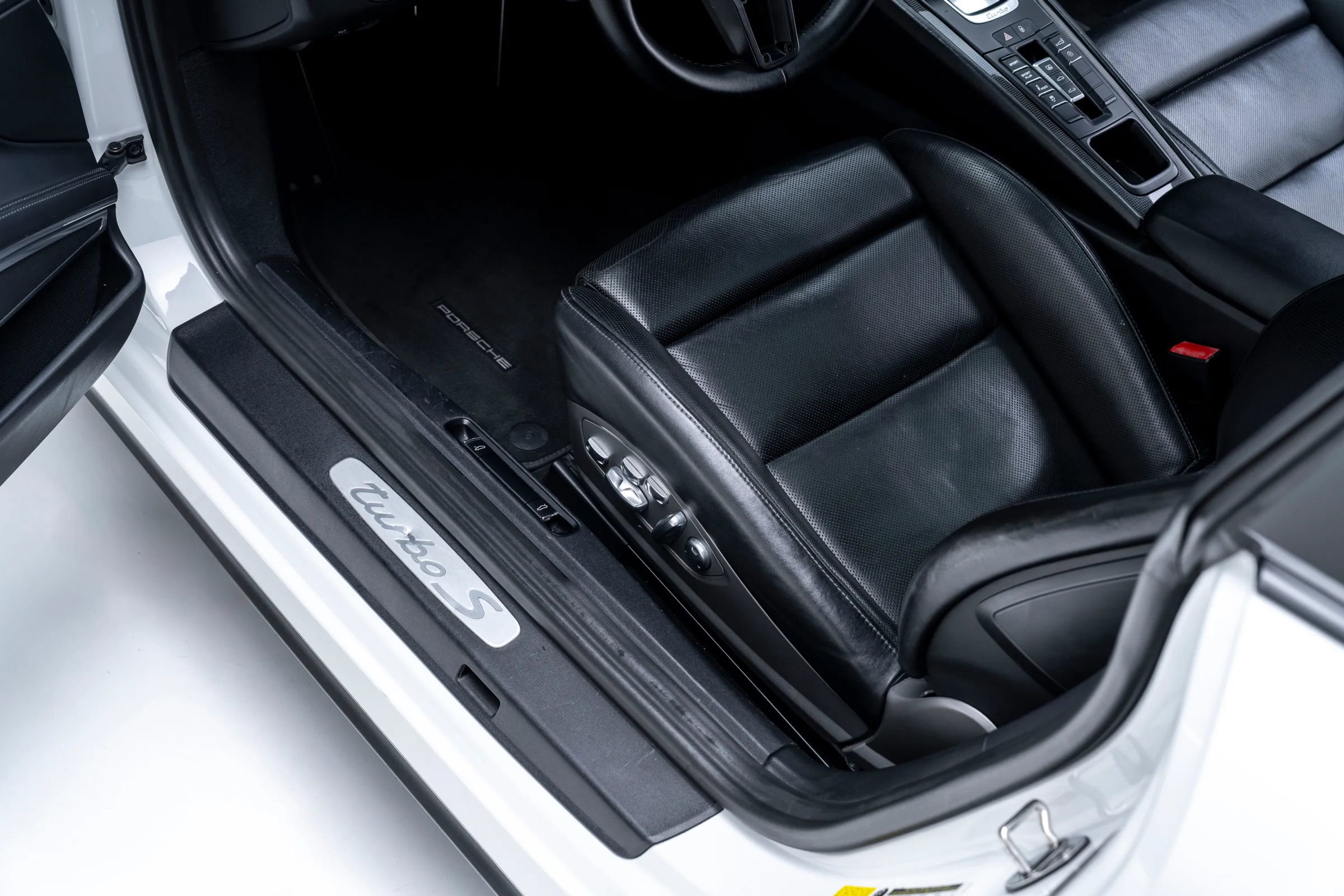 Used 2014 Porsche 911 Turbo S image 39