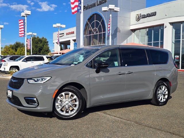 Certified 2025 Chrysler Pacifica Select AWD/4WD image 3